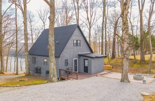 Nancy Casa | "Eagle's Cliff" at Lake Cumberland. Relaxing Beautiful Front Porch Lake View!