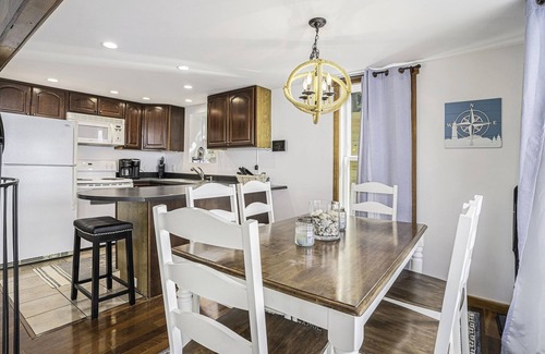 South Haven Casa | Eagle's Landing: Lake Michigan Waterfront, Private Beach, Fireplace, Decking