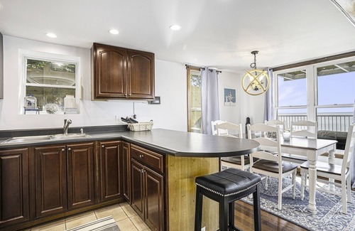 South Haven Casa | Eagle's Landing: Lake Michigan Waterfront, Private Beach, Fireplace, Decking