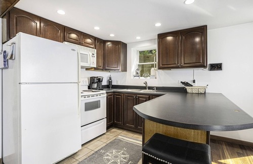 South Haven Casa | Eagle's Landing: Lake Michigan Waterfront, Private Beach, Fireplace, Decking