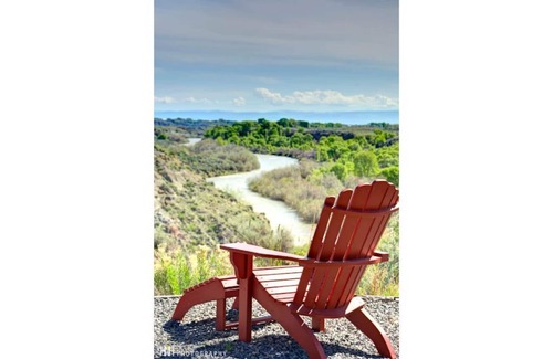 Powell Casa | Eaglenest Guest Getaway, Minutes to Cody, Beautiful River View