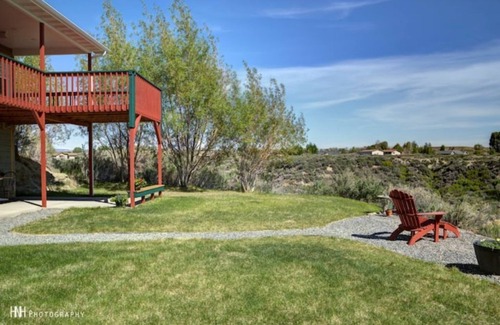 Powell Casa | Eaglenest Guest Getaway, Minutes to Cody, Beautiful River View