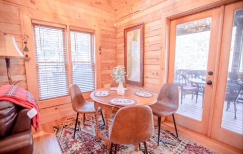 Blue Ridge Casa | Eagles Landing - Family Friendly Mountain Cabin - Private Hot Tub, Game Room, Screened Decks, Outdoor Fire Pit - Blue Ridge, GA