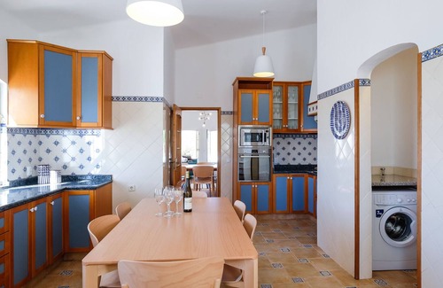 Fonte do Bispo Villa | Eagles Nest: una encantadora casa de 3 dormitorios bien equipada con piscina y vistas al mar