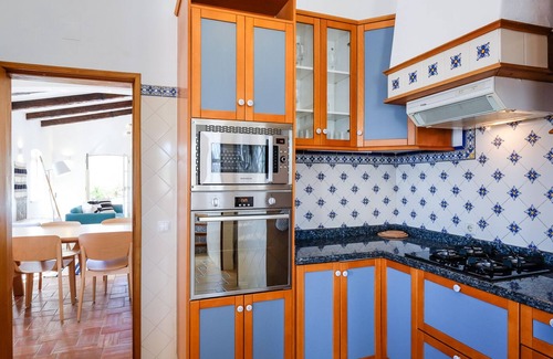 Fonte do Bispo Villa | Eagles Nest: una encantadora casa de 3 dormitorios bien equipada con piscina y vistas al mar