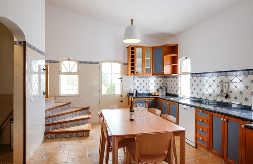 Fonte do Bispo Villa | Eagles Nest: una encantadora casa de 3 dormitorios bien equipada con piscina y vistas al mar