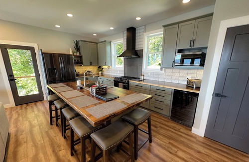 Cathlamet Casa | Eagles View Waterfront Luxury Retreat W/Outdoor Tub. On Columbia River Cathlamet