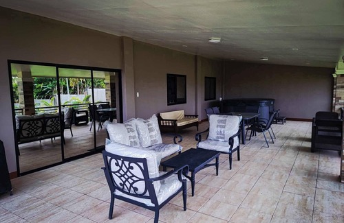 Pili Casa | Earl's Villa