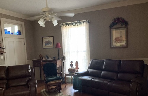 Franklin Otro | Early 1800 farmhouse sitting in the middle of beautiful farmland.