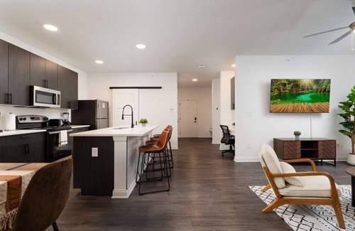 Whitestown Apartamento | Earthy Elegance Spacious 2BR 2BA 2 KingBeds GymWFH