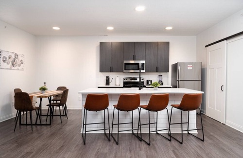 Whitestown Apartamento | Earthy Elegance Spacious 2BR 2BA 2 KingBeds GymWFH