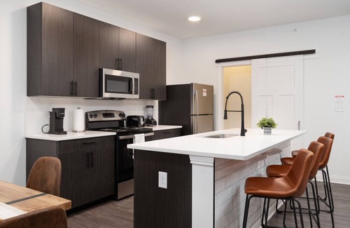 Whitestown Apartamento | Earthy Elegance Spacious 2BR 2BA 2 KingBeds GymWFH