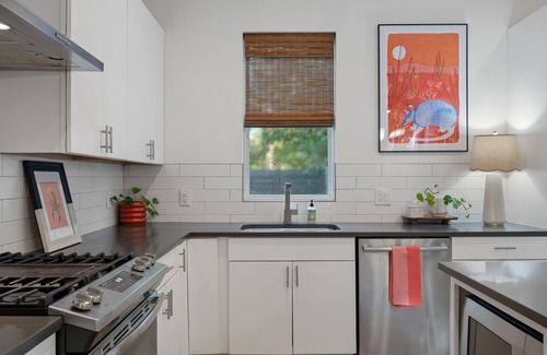 Johnston Terrace Casa | East Austin 3BR Sleeps 8 Free Parking ACL + F1