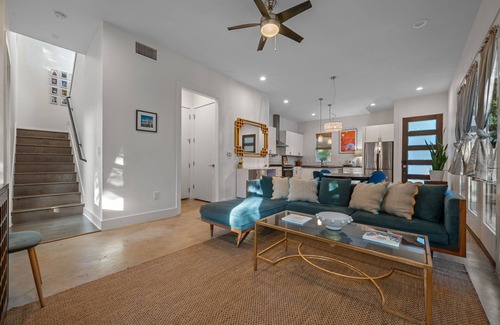 Johnston Terrace Casa | East Austin 3BR Sleeps 8 Free Parking ACL + F1