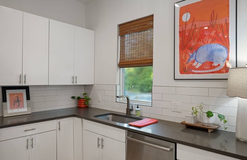 Johnston Terrace Casa | East Austin 3BR Sleeps 8 Free Parking ACL + F1