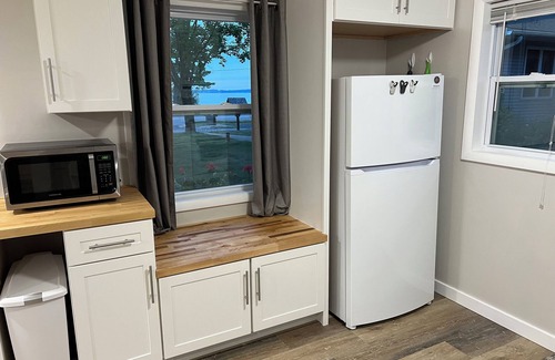 Acme Cabaña | East Bay Getaway Cottage - Minutes away from Downtown Traverse City & Horse Show