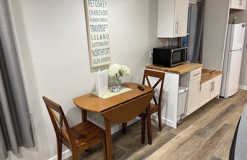 Acme Cabaña | East Bay Getaway Cottage - Minutes away from Downtown Traverse City & Horse Show