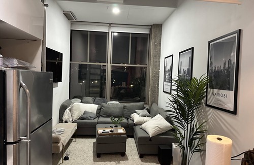 Jeffries Point Condominio | East Boston's Gem: Bright, Spacious 3BR Loft - Huge Windows & Pet-Friendly!