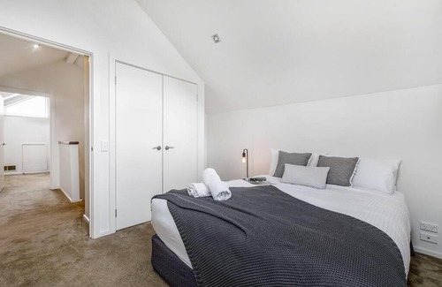 Brighton East Casa | East Brighton Townhouse by Ready Set Host