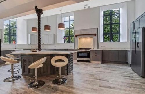Strathaven Casa | East Church House, Unique 9 bedroom Church, Historic Market Town.