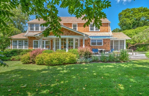 Village of East Hampton Casa | Nuevo listado: Clásico estilo Easthampton Shingle, al sur de la carretera con piscina climatizada de gunite