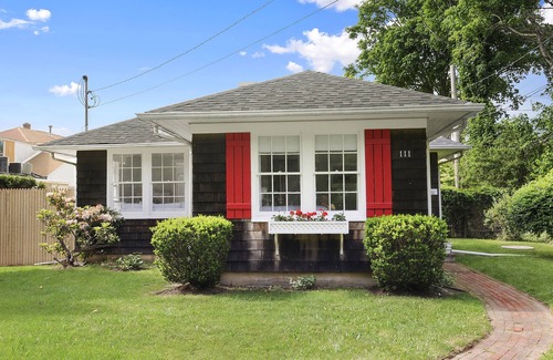 Pantigo Road Historic District Casa | East Hampton Village: hermosamente renovado 3 Br Classic Cottage Walk To All