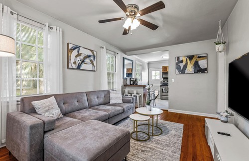 Southeast Pensacola Villa | East Hill Manor w/ 2 Kitchens Near Beach & Downtown