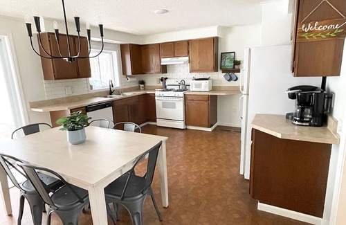 East Jordan Casa | East Jordan Retreat: woodsy setting, game room, AC, deck, hammocks, fire pit!