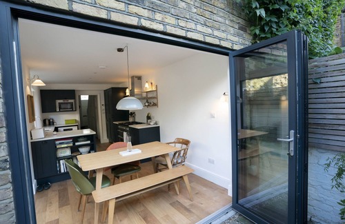 Bow West Casa | Chich 3 BR en East London con jardín, 25 minutos de viaje a Soho (Veeve)