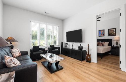 Inglewood Casa | East Nash Condo for 4 with Public Rooftop Near DT