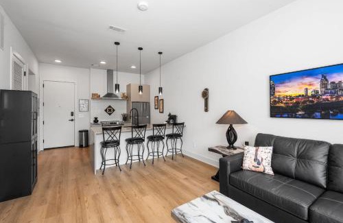 Inglewood Casa | East Nash Condo for 4 with Public Rooftop Near DT
