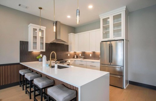 Madison Casa | East Nash Luxury Escape w/Rooftop Deck-Sleeps 12!