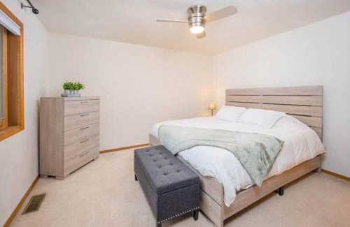 Appleton Casa | East Side 3 Br 2 full bath King Bed