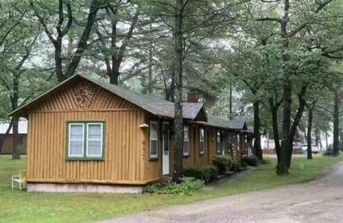 East Tawas Cabina | East Tawas 1 bedroom Hawthorne cabin.