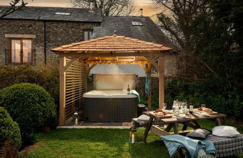 Widegates Casa | East Trenean Farm Cottages -4 Luxury Cornish Cottages sleeping 20 with hot tubs, private gardens, rural views and EV facilities