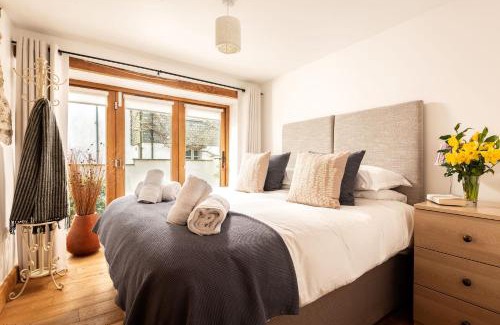 Widegates Casa | East Trenean Farm Cottages -4 Luxury Cornish Cottages sleeping 20 with hot tubs, private gardens, rural views and EV facilities