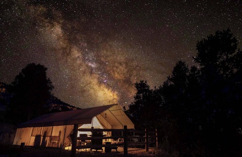 Orderville Alquiler De RV | Tienda Glamping # 9 en East Zion Resort (Dos camas Queen)