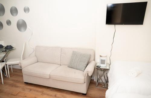 Ukrainian Village Apartamento | East2 Village Center Apartment w Full Amenities Great New York Location