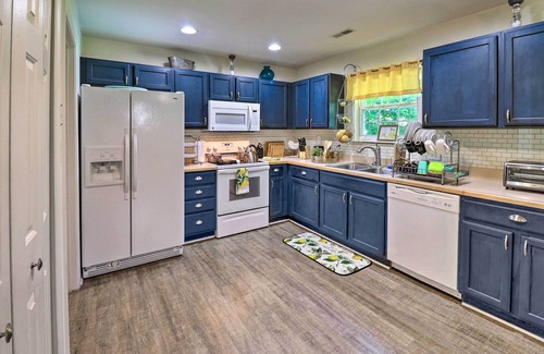 Tolchester Beach Casa | Beach Getaway with Dock, Grill & Kayaks Weekend Access to Dive Bar & Restaurant