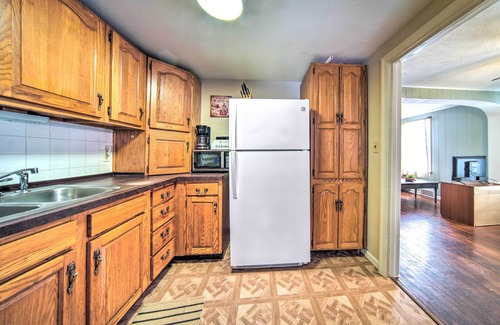 Eastlake Casa | Eastlake Home w/ Patio < 1 Mi to Lake Erie!