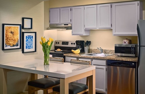 Middleburg Heights Hotel | Easy Access to Cleveland Hopkins In'tl Airport! Spacious Suite w/ Full Kitchen