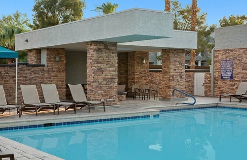 Las Vegas Complejo | Easy access to the National Finals Rodeo and to the Las Vegas Strip.