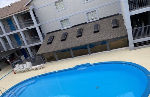Merry Oaks Casa | Easy Airport & Downtown Access! 3 Comfortable Units, Free Breakfast, Pool
