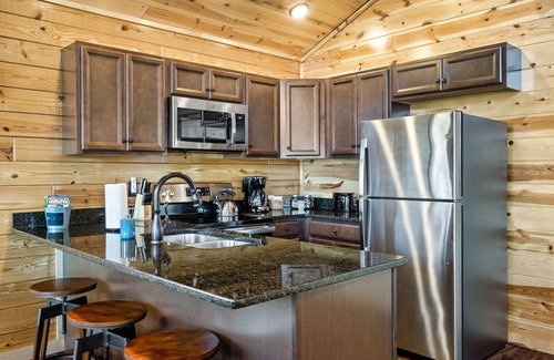 White Oak Lodge Cabina | Easy Drive, Awesome Reviews, Hot tub, Arcade, Next to National Park