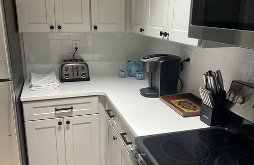 Tupelo Apartamento | Easy walk to restaurants, coffee and ice cream shops, retail shopping, and more!