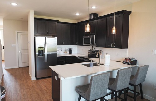 Stephenville Casa | “Ebony & Ivory” S’ville’s luxury townhome built 2025 with easy walk to Tarleton