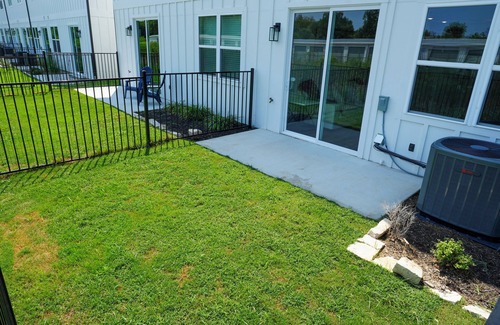 Stephenville Casa | “Ebony & Ivory” S’ville’s luxury townhome built 2025 with easy walk to Tarleton