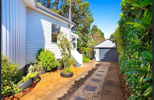 Katoomba Cabaña | Echo Round House - Adorable Art Deco Pet Friendly Cottage Walking Distance to The Three Sisters