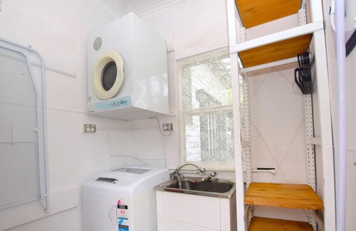 Katoomba Cabaña | Echo Round House - Adorable Art Deco Pet Friendly Cottage Walking Distance to The Three Sisters