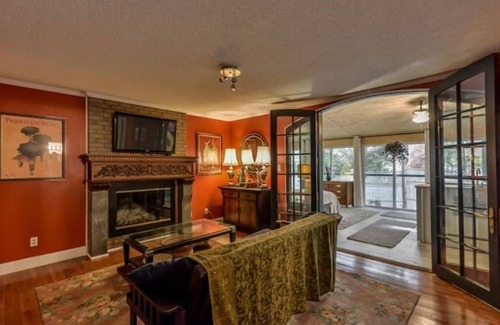 Chapel Hill Casa | Eclectic Forest View Efficiency in Quiet Chapel Hill Neighborhood